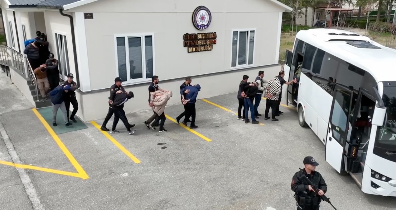 Ayrıntılar Netleşti: 10 ilde dolandırıcılık operasyonu: 16 zanlı hakkında tutuklama kararı verildi - Son Dakik