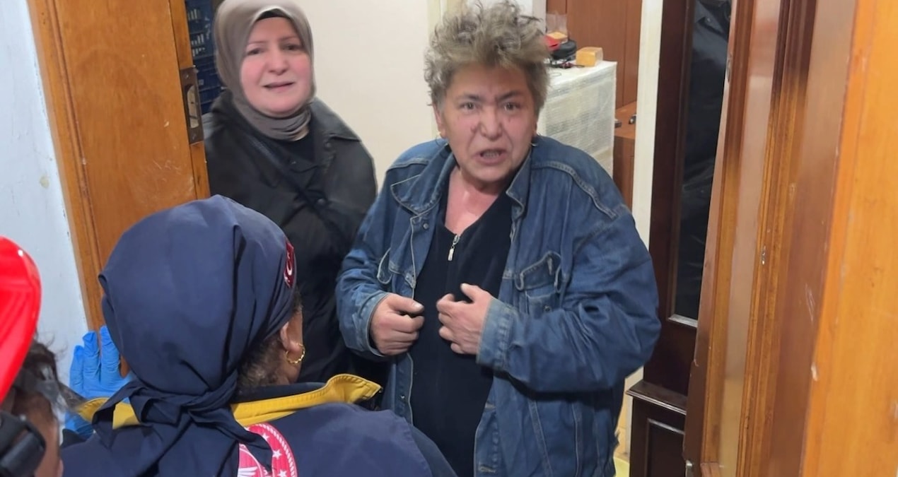 Kritik Açıklama: 13 köpeğiyle yaşadığı dairede uyuyakaldı; itfaiye kapıyı kırınca uyandı - En Son Haber - Son