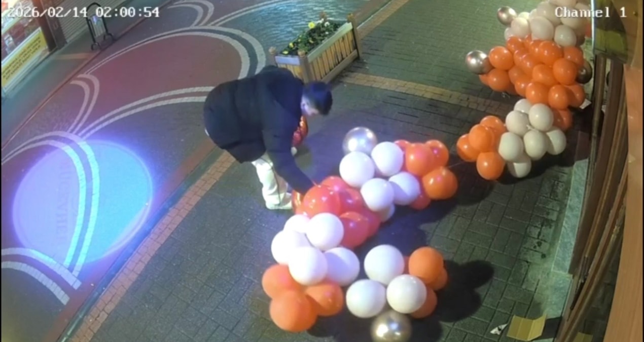 Gündemden Son Bilgiler: 14 Şubat süslerine nefret kustu: Balonların üzerinde zıpladığı anlar kamerada - En Son