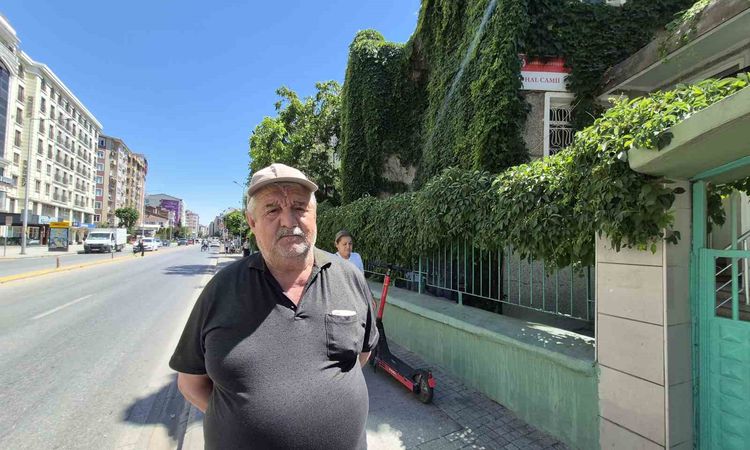 Sıcak Gündem: 15 yıldır gönüllü olarak çalıştığı ’Sarmaşıklı Cami’ye gözü gibi bakıyor - Son Dakika Haberleri: