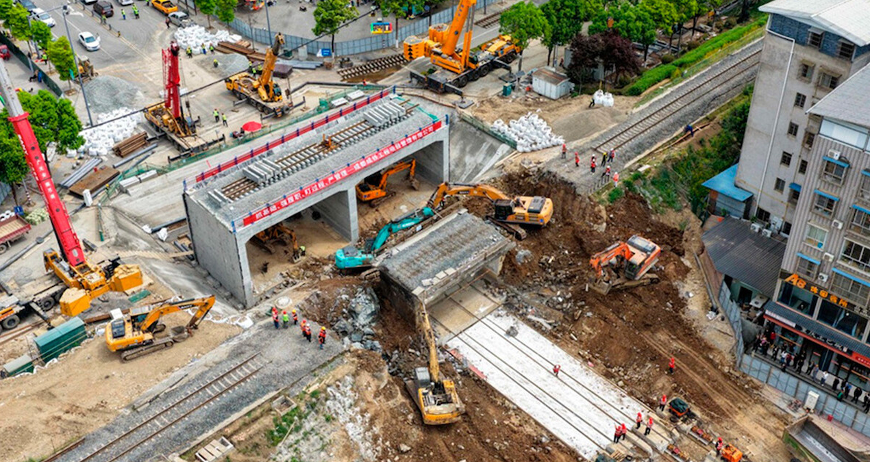 Gündemden Son Bilgiler: 2.500 tonluk dev köprüyü 24 saatte yerleştirdiler: Mühendislikte şov yaptılar - En Son