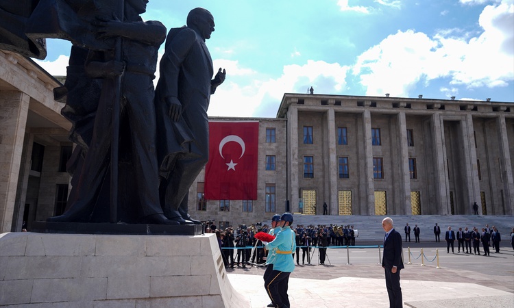 28. Dönem 5. Yasama Yılı açılışında Numan Kurtulmuş Atatürk Anıtı'na çelenk bıraktı - Son Dakika Bilgileri