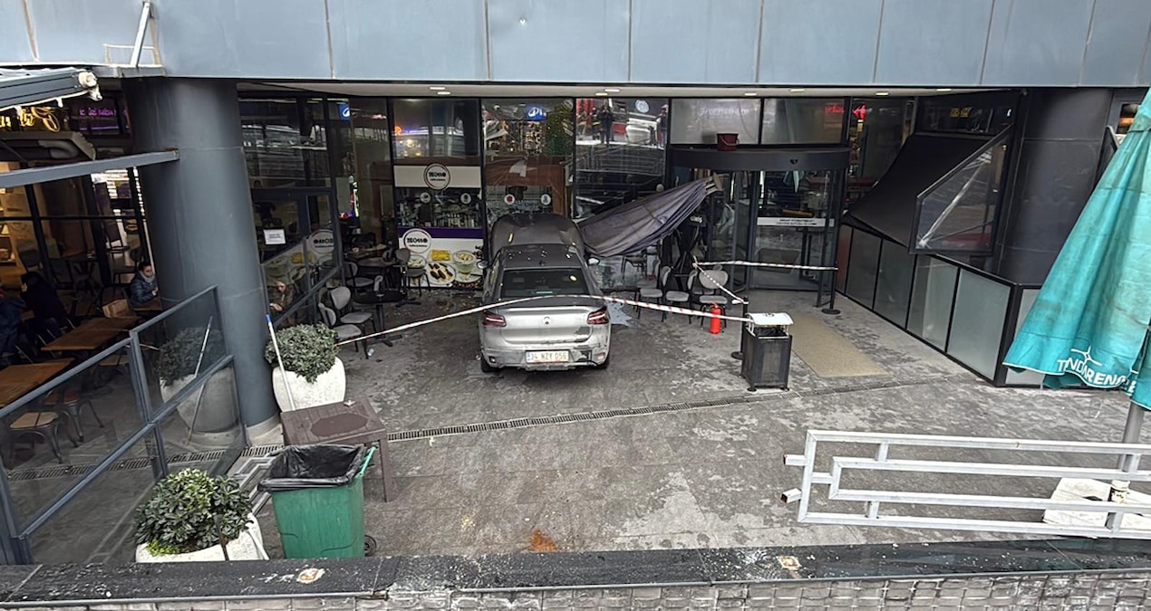 Son Gelişme: 3 metre yükseklikten uçup alışveriş merkezine giren kadın sürücü şoka girdi - En Son Haber ve Mer