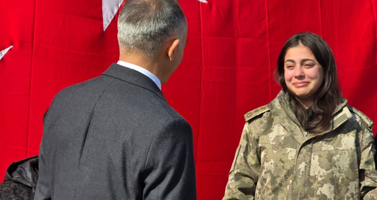 Kritik Açıklama: 3 yıldır yanından ayırmadı: Parkasını veren komutanla buluşmasında gözyaşları sel oldu - Habe