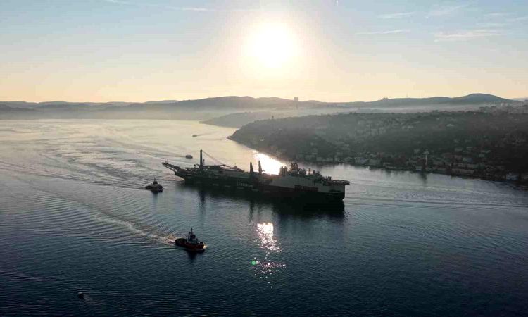 325-meter giant pipe-laying ship passed through the Bosphorus - Last Minute