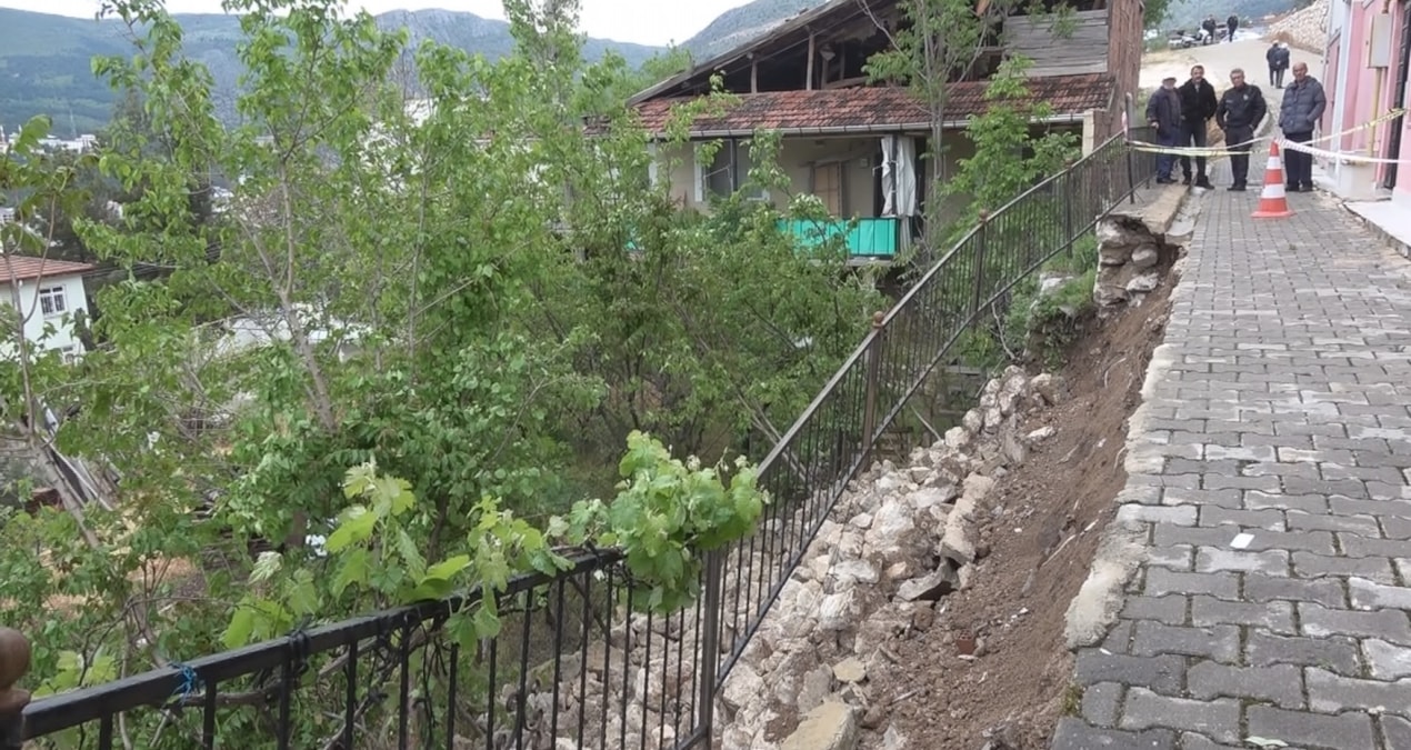 Son Gelişme: 5 katlı binanın istinat duvarı çöktü - Son Dakika