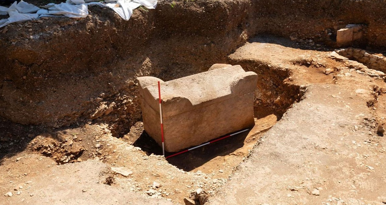 It came out from under the 5-ton giant lid: No one dared to touch it - News