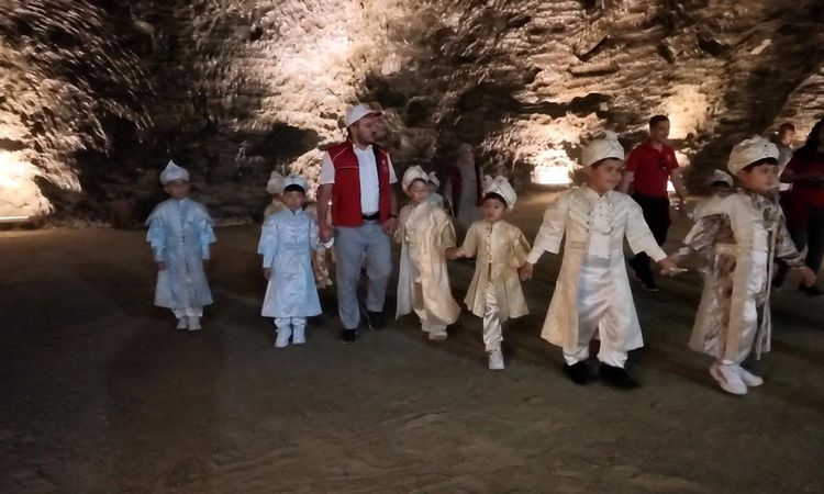 Sıcak Gündem: 530 yıllık gelenek yerin 150 metre altında yaşatıldı - Son Dakika ve Merak Edilenler