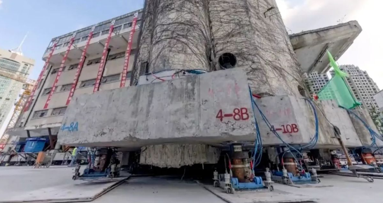 They lifted the 7,600-ton building and moved it for 18 days - Last Minute