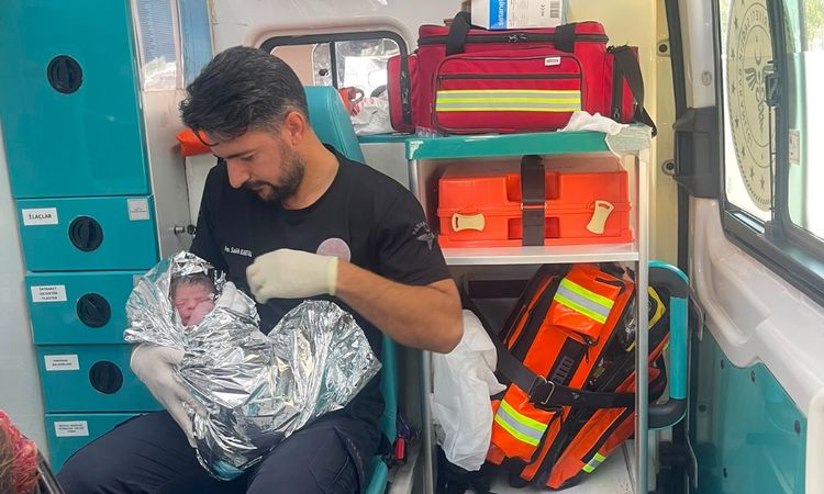 Son Gelişme: 7'nci çocuğunu ambulansta dünyaya getirdi - Son Dakika: Gelişmeler Takip Ediliyor