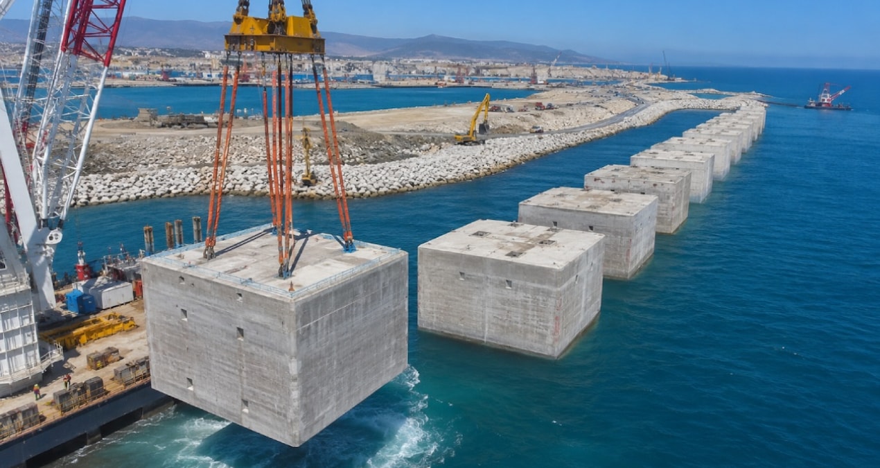 8 thousand 500 tons of giant concrete blocks were lowered into the sea one by one - Breaking News