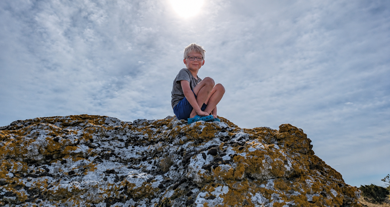 An 8-year-old boy found it on the beach and put it in his pocket: Its real value surprised everyone - News