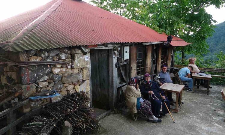 Gündemden Son Bilgiler: 93 Yaşındaki Osman Koyun, 70 Yıllık Taş Kahvehanede Karadeniz Kültürünü Yaşatıyor - So