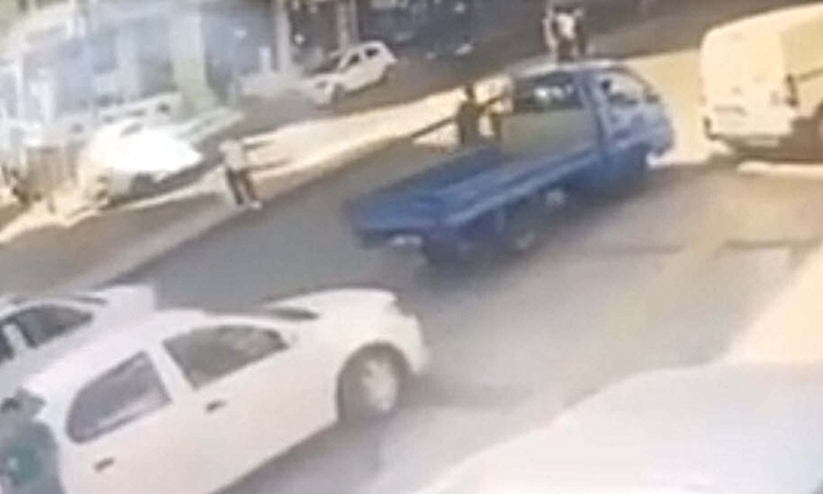 Açtığı kamyonetin kapısı bisikletliye çarptı ve Merak Edilenler