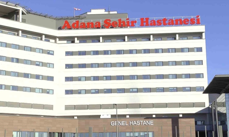 Adana'da hastanede kızını öldürmeye çalışan baba polis operasyonuyla hakkında tutuklama kararı verildi ve Mera