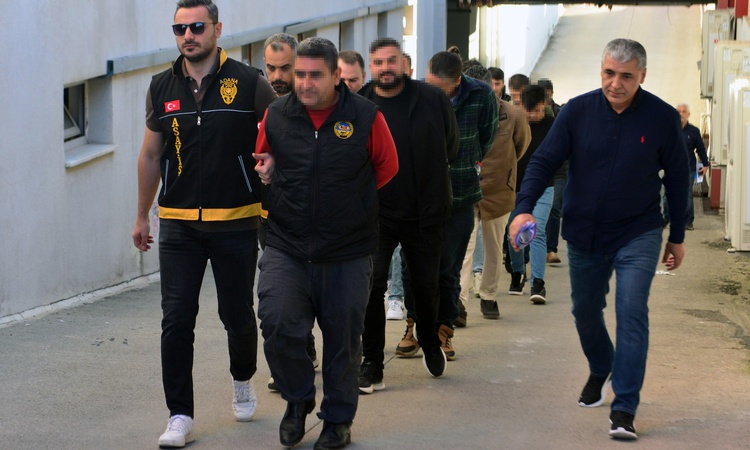 Adana merkezli 7 ilde kurgu kaza operasyonunda 80 şüpheli adliyeye sevk edildi - Son Dakika Bilgileri