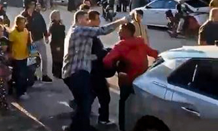 Adana Seyhan'da kasada oturan N.M., motosikletli saldırganın ateşiyle ağır yaralandı