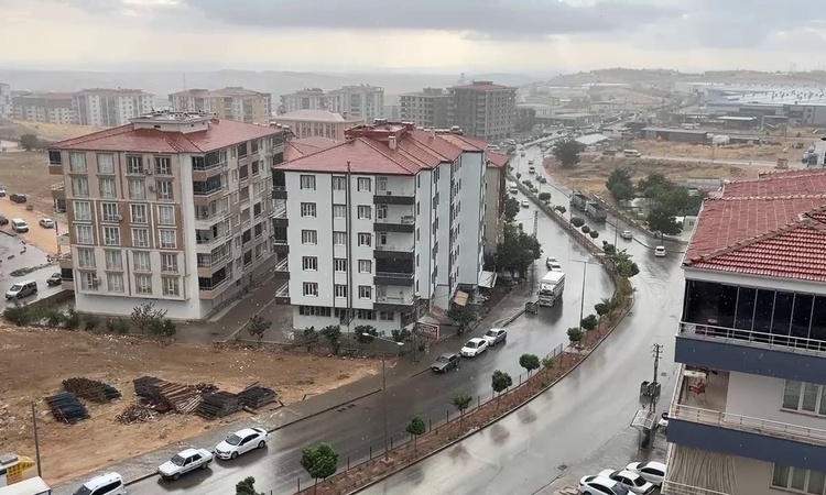 Adıyaman Besni'de gök gürültülü sağanak cadde ve sokaklarda su birikintisi oluşturdu | İşte Tüm Ayrıntılar