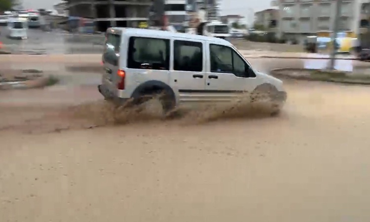 Adıyaman Besni'de sağanak cadde ve sokakları göle çevirdi, sürücüler zor anlar yaşadı - Son Dakika Bilgileri
