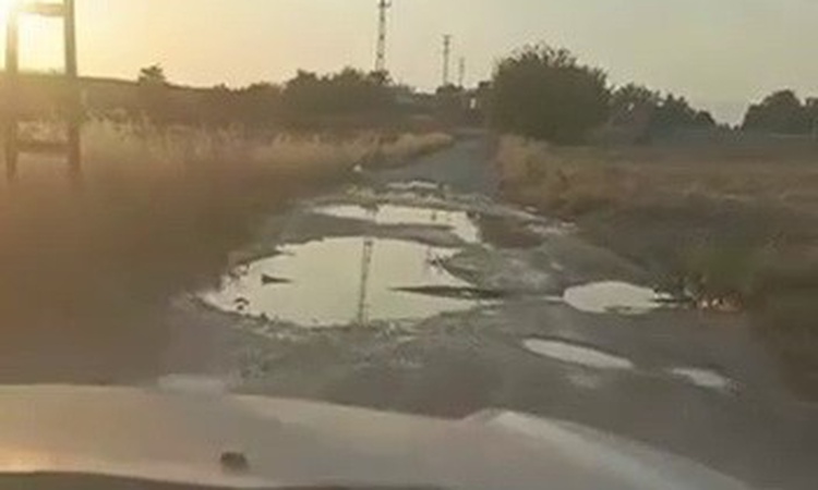 Adıyaman'da Çimen-Kavaklı köy yolu çökmeler ve çukurlar yüzünden sürücüleri zorluyor ve Merak Edilenler