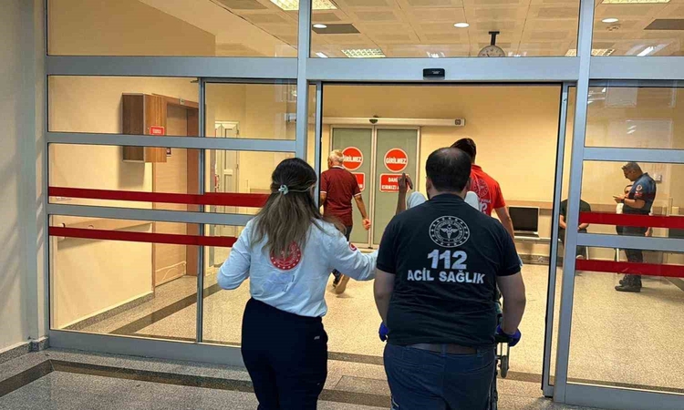 Adıyaman Fatih Mahallesi'nde iki grup kavgaya tutuştu, bıçaklanan 1 kişi yaralandı ve Merak Edilenler