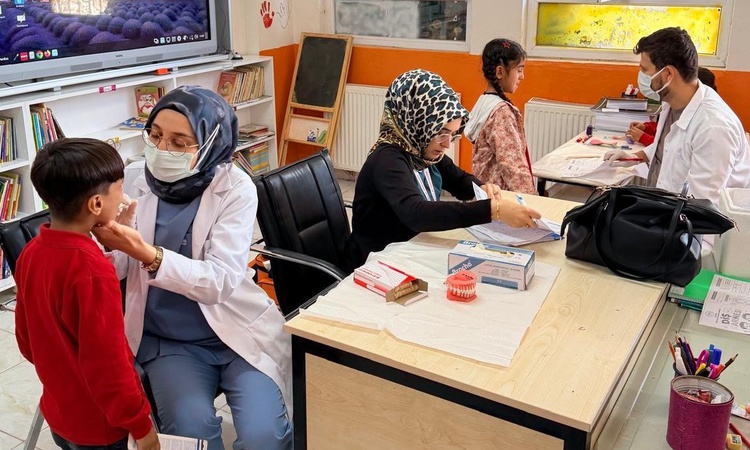 Adıyaman Kahta'da köy okulu öğrencilerine diş sağlığı eğitimi ve fırça, macun verildi ve Merak Edilenler