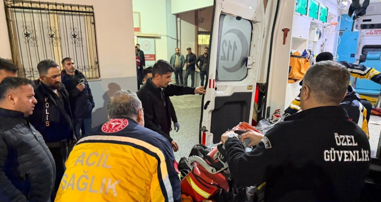 Kritik Açıklama: Adıyaman'da otomobil dere yatağına devrildi: 2'si ağır 5 yaralı - En Son Haber - Son Dakika B