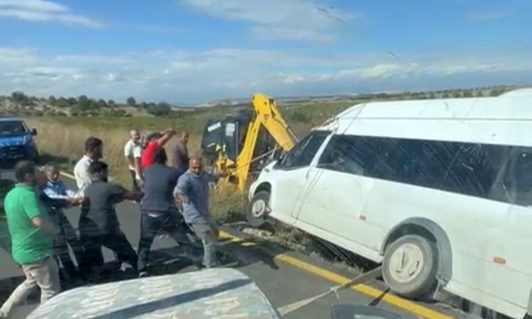 Adıyaman-Samsat yolunda askıda kalan minibüs jandarma ve vatandaşlarca kurtarıldı - Son Dakika Bilgileri