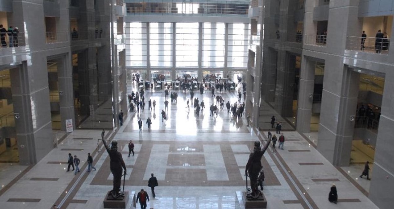 Son Gelişme: Adliye girişinde yakayı ele verdi! ‘Boşanma davası açacaktım’ dedi - Son Dakika Haberleri - Son D