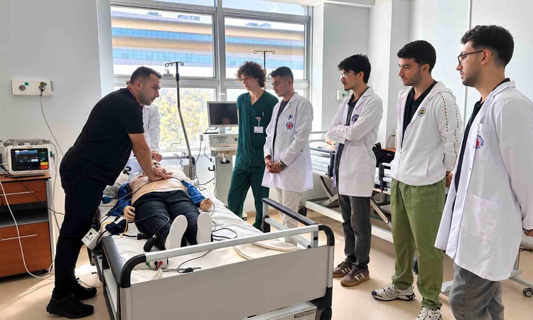 ADÜ Tıp Fakültesi öğrencileri, simülasyon laboratuvarında acil müdahale eğitimi aldı