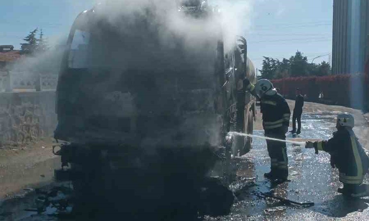 Afyonkarahisar'da boş tanker yangını çevredeki araçlara sıçramadan söndürüldü - Son Dakika Bilgileri