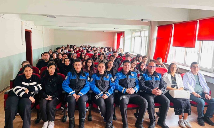 Afyonkarahisar'da polis, lise öğrencilerine güvenlik ve siber zorbalık eğitimi verdi.: Gelişmeler Takip Ediliy