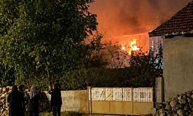 Afyonkarahisar Şuhut'ta müstakil evde çıkan yangın mahalle sakinlerini korkuttu | İşte Tüm Ayrıntılar