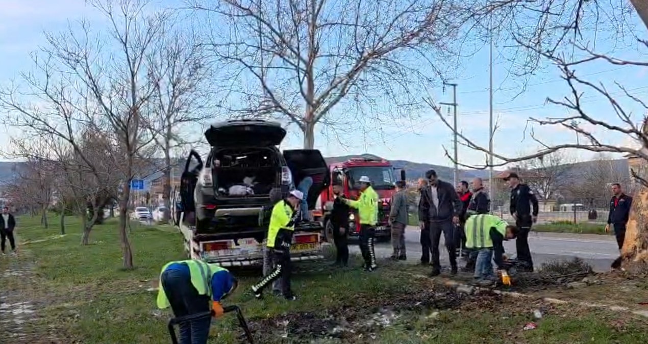Ayrıntılar Netleşti: Ağaca çarpan araç alev aldı; 1 kişi öldü, 2 kişi yaralandı - En Son Haber ve Merak Edilen