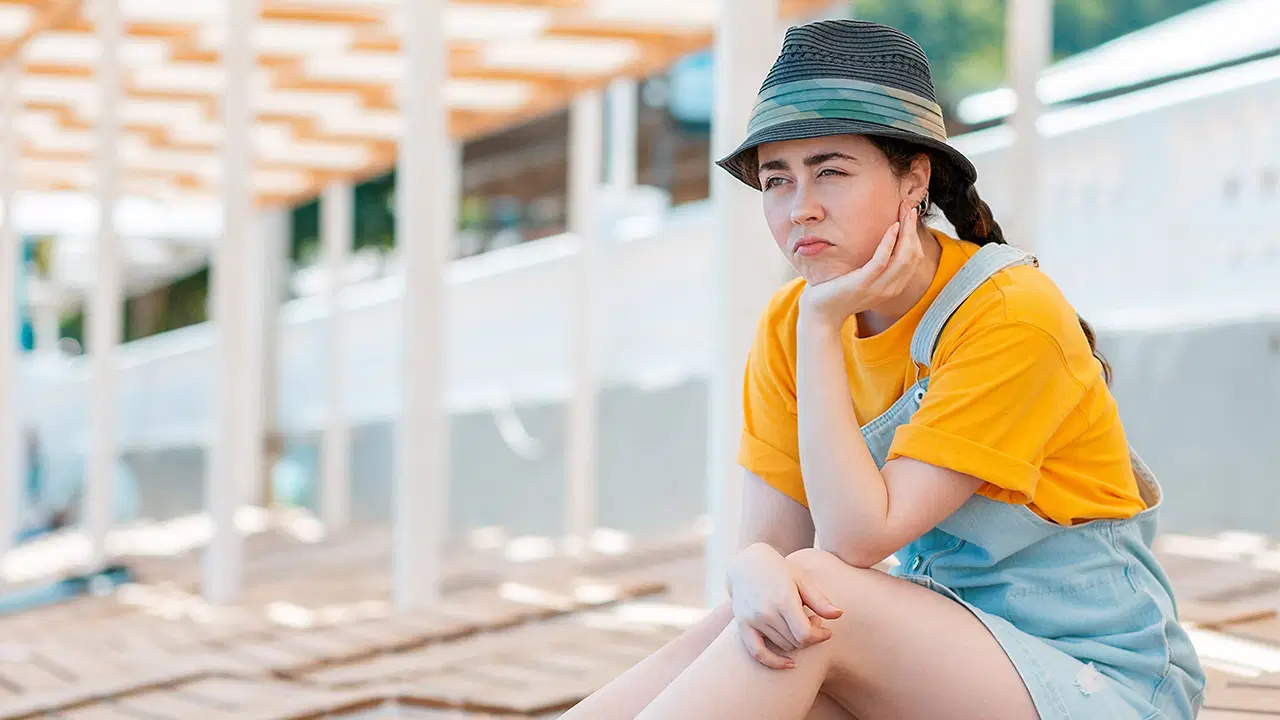 Analysis | Summer months don't bring joy for everyone: Social media pressure creates 'holiday stress' (Details)