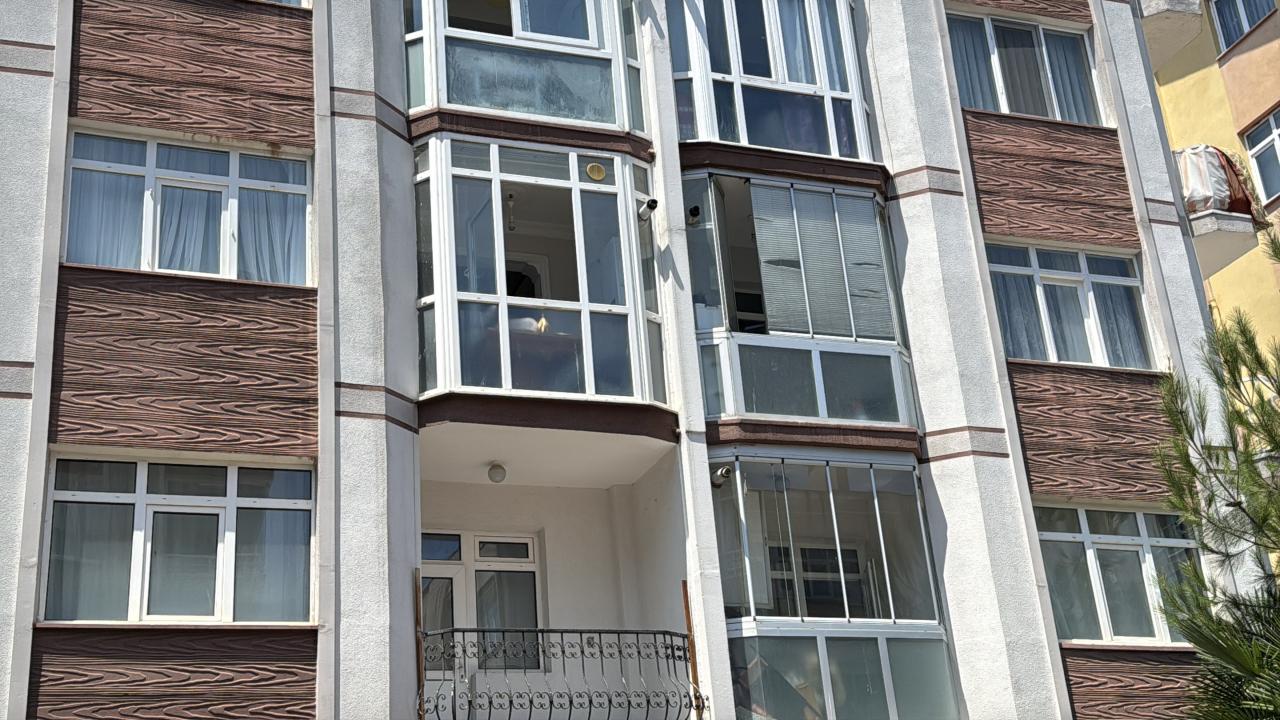 Hot Development: The foul odor had raised the eyebrows of the neighborhood: She lived with her sister's corpse for a week!: Here are the Details