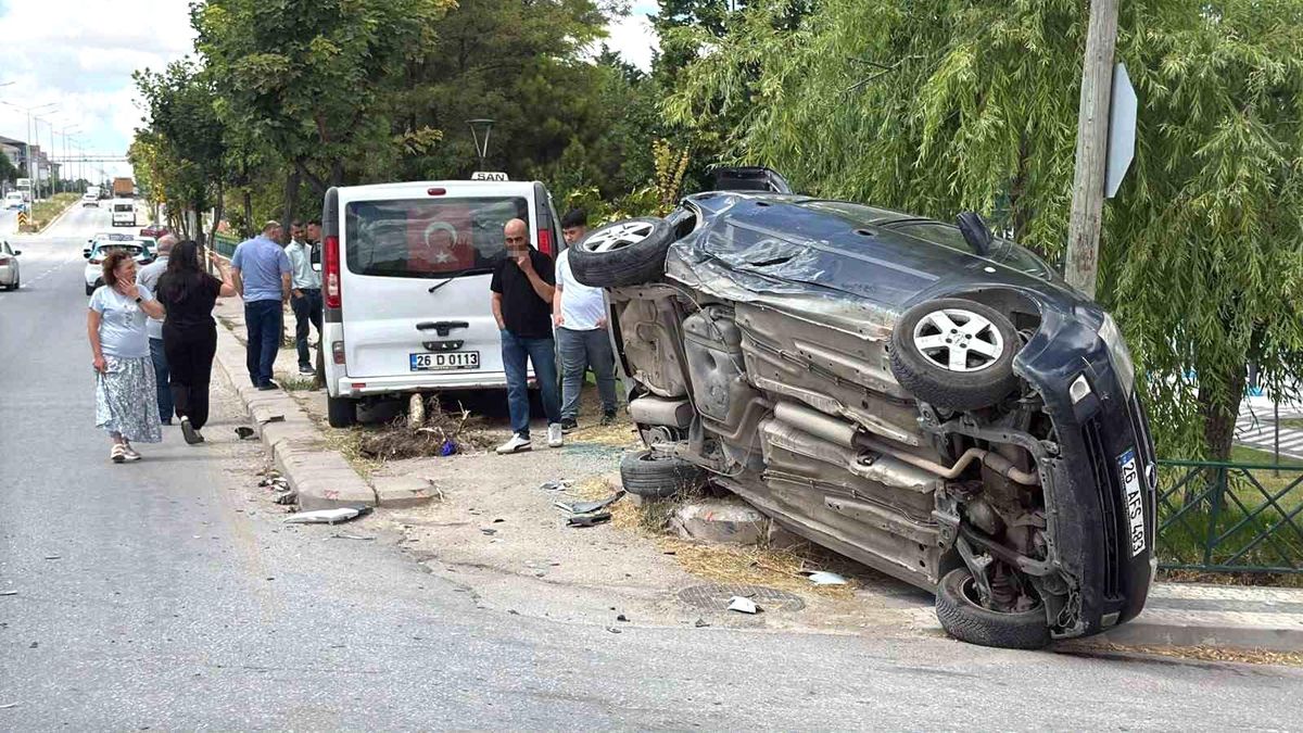 Latest Development: The car hit by a minibus in Eskişehir fell on its side: 8 injured and Latest Developments