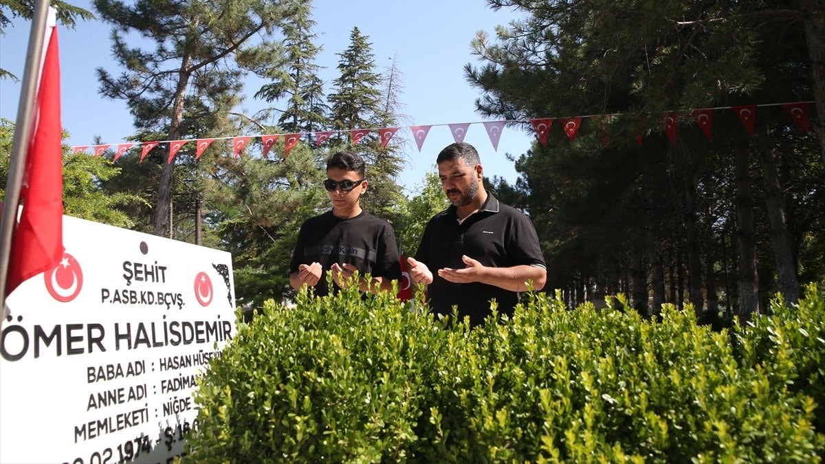Latest Development: There is a rush at the grave of martyr Ömer Halisdemir, hero of July 15: Here are the Details
