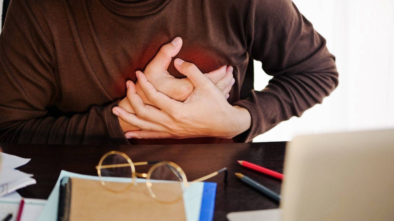 Beware of sudden chest pain and shortness of breath in young people: It may be a sign of lung collapse: Here are the Details