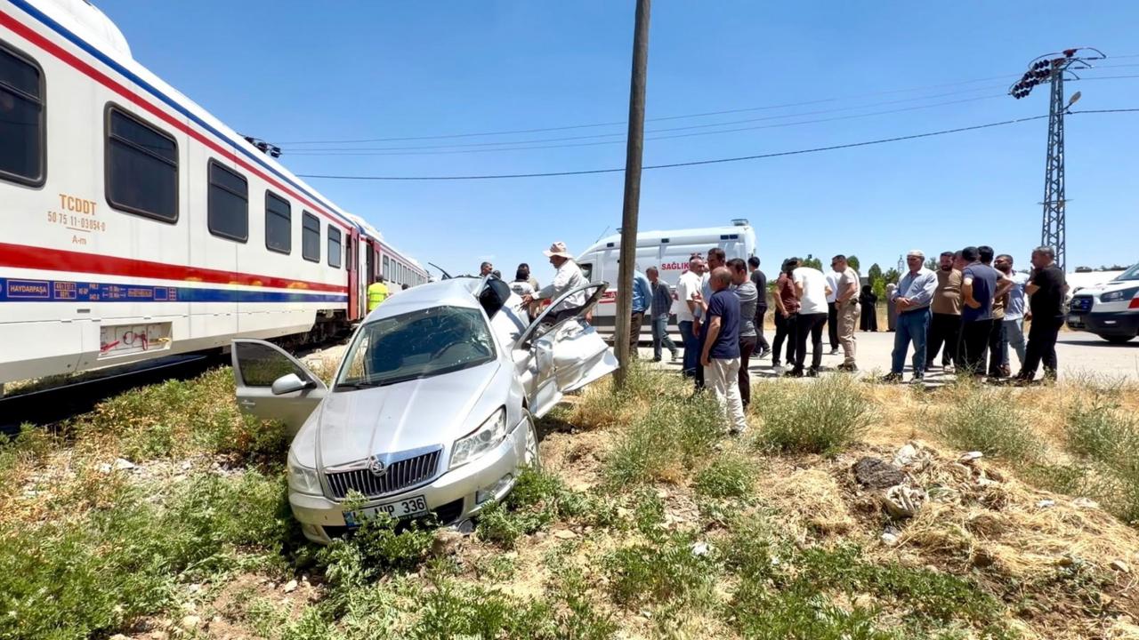 Agenda - Train crashed into a car at a level crossing: 3 injured