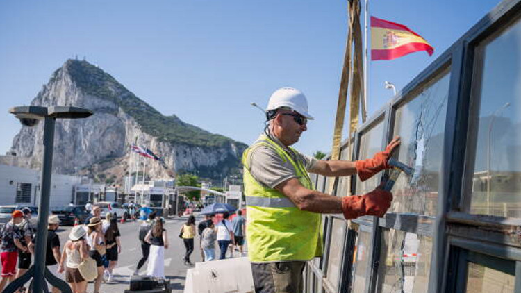 Agenda - Spain lifts border gates with its neighbor