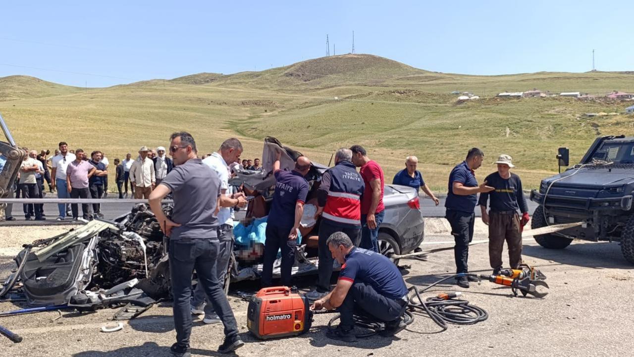 The car was crushed like paper: 2 dead, 1 injured!