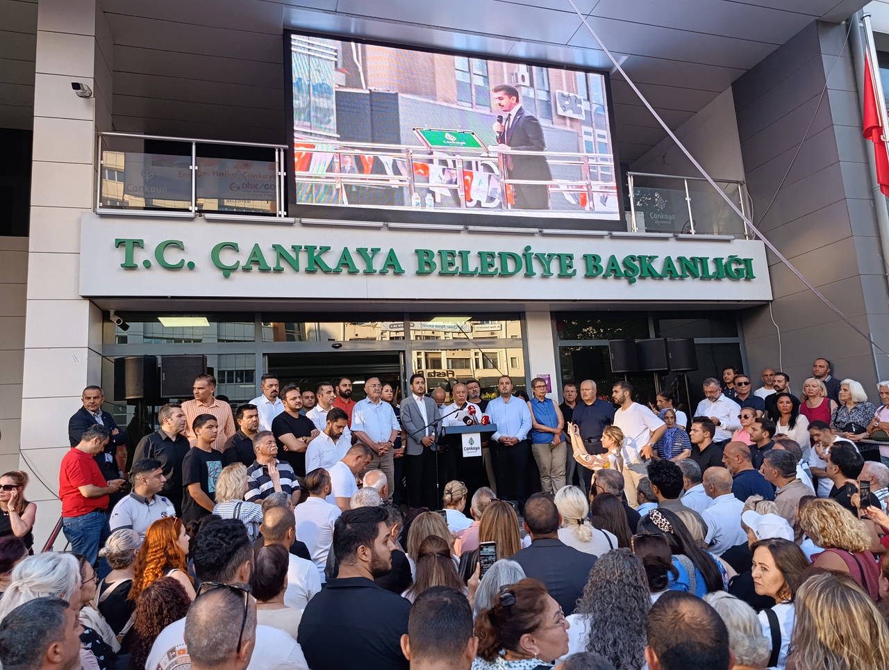 Citizens Gather After Arrest: Güner's 'Crime' Was Saying 'If a path is to be walked, it is walked with Özgür Özel'
