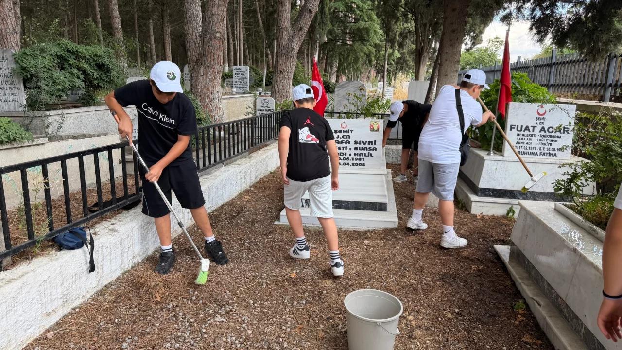 Latest Development: Children in Bursa did not forget the martyrs: They decorated the Iznik Martyrs' Cemetery with roses: Here are the Details