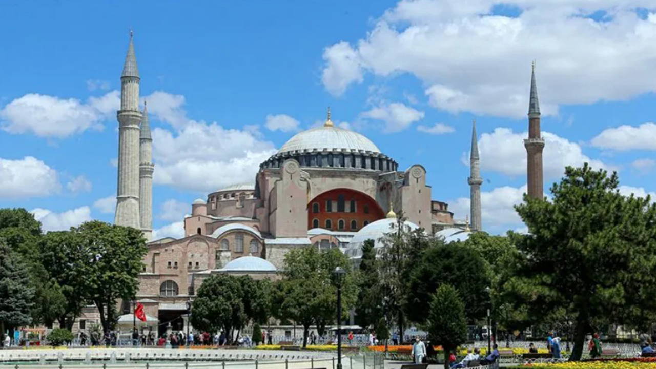 Analysis | Allegation that '2 Russians Reading the Bible in Hagia Sophia Are Detained' and Latest Developments