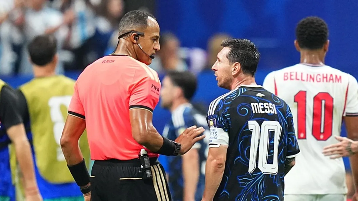 Analysis | Historical moment in the World Cup! The Moroccan referee went into prostration after the final whistle: Here are the Details