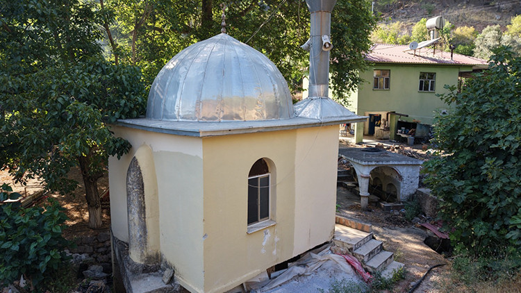 Son Gelişme: Analiz | Doğan güzelliklerin tam ortasında! 9 metrekarelik cami dronla görüntülendi: İşte Ayrıntı