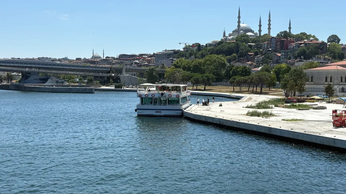 Haliç'te arama çalışmaları: Tur teknesi köprü ayağına çarptı, gemi personeli denize Gerileme Kaydetti (Detayla
