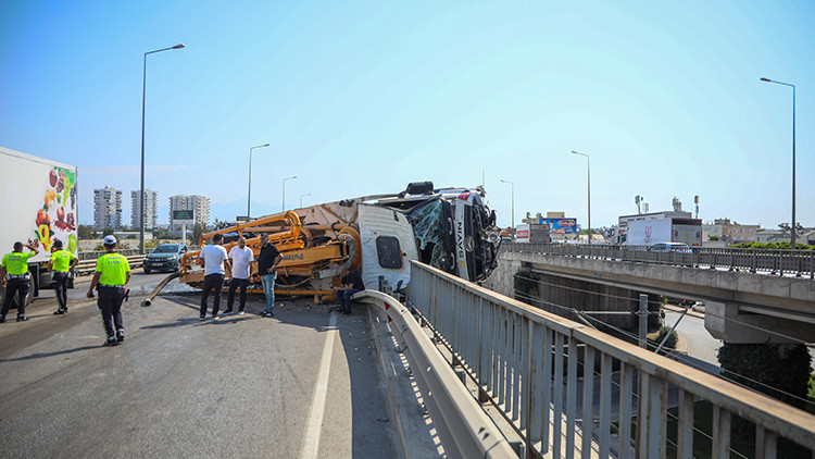Kritik Açıklama: Analiz | Antalya'da beton pompası kamyonu üst geçitte asılı kaldı: Sürücü kurtarıldı, tramvay