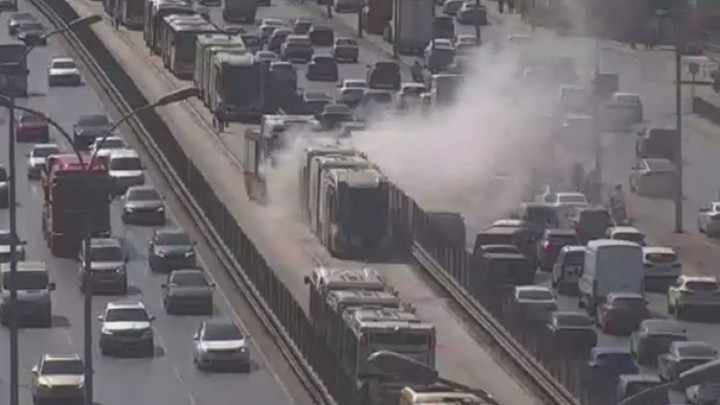 Son Gelişme: Avcılar'da seyir halindeki metrobüste korkutan yangın ve Son Gelişmeler
